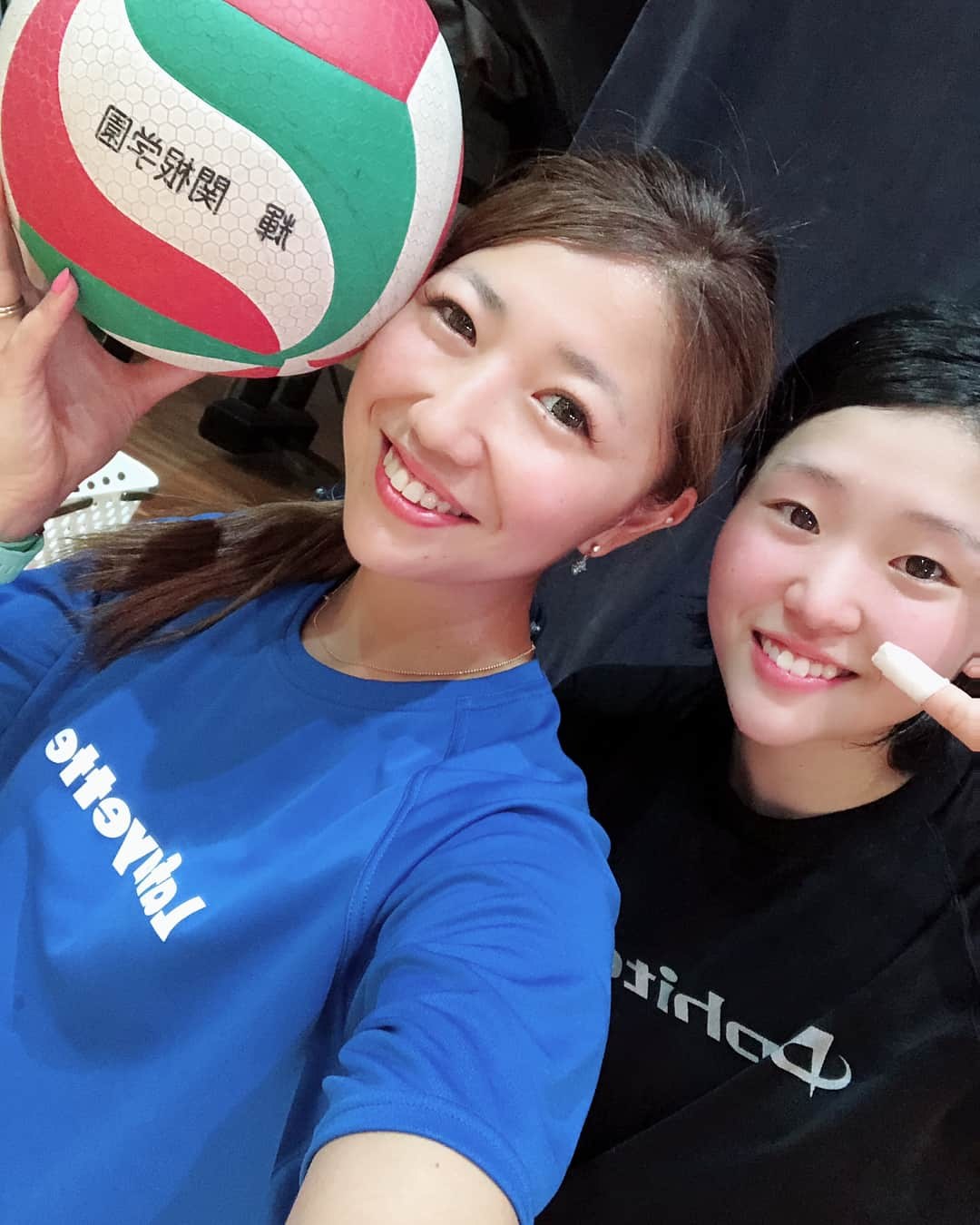 宮川杏奈さんのインスタグラム写真 - (宮川杏奈Instagram)「今日は午前はインドアへ🏐 恩師と教え子に会えてハッピーでした🍀 サトと合トレしました💪🏽🔥 . 午後からはリオナとマナカに ビーチのコーチングで 今年初の直江津の海でした🏖 あっつかったー！ 日焼け止め塗りまくったけど 無駄な抵抗でした😂💓 . 2度目のウェディングドレスは ガン黒花嫁決定です👰🏽💦 水着の後もヤバイしw . 充実した週末と引き換えに パーティー準備に追われそうです😱⚡️ . なんとかなる！！！笑」6月24日 18時27分 - an1221na