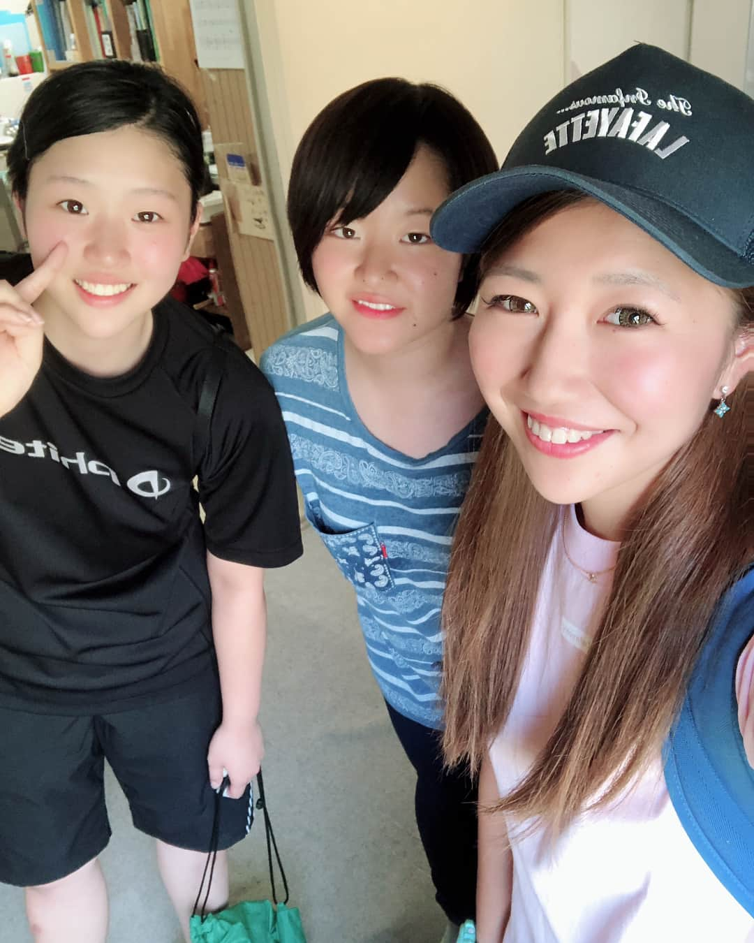 宮川杏奈さんのインスタグラム写真 - (宮川杏奈Instagram)「今日は午前はインドアへ🏐 恩師と教え子に会えてハッピーでした🍀 サトと合トレしました💪🏽🔥 . 午後からはリオナとマナカに ビーチのコーチングで 今年初の直江津の海でした🏖 あっつかったー！ 日焼け止め塗りまくったけど 無駄な抵抗でした😂💓 . 2度目のウェディングドレスは ガン黒花嫁決定です👰🏽💦 水着の後もヤバイしw . 充実した週末と引き換えに パーティー準備に追われそうです😱⚡️ . なんとかなる！！！笑」6月24日 18時27分 - an1221na