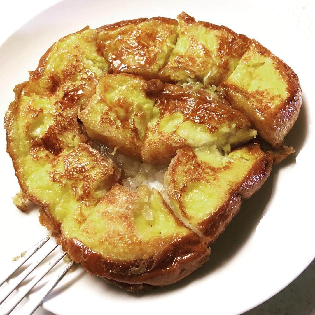 伊藤三巳華のインスタグラム：「⠀ ⠀ 宮古島のうずまきパンをレシピ通りに⠀ フレンチトーストに焼きました😋🧡⠀ ⠀ 確かに美味しい！❤️⠀ #宮古島 ⠀ #うずまきパン ⠀ #うずまきあやたん」