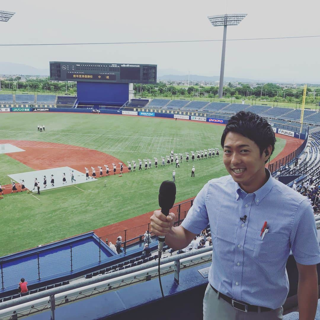 岡拓哉のインスタグラム：「100回目の夏、開幕。  7日土曜日の開会式。 選手はもちろん、司会進行のマネージャー、行進先導の女子選手・井上さん、そして記念の人文字を彩った保護者、ファン、控えの部員たち。 みんなの思いがこもった、素敵な開会式でした。  #高校野球#100回#新潟大会#開会式#エコスタ#中継#雨にも負けず#UX#アナウンサー#大西遥香#大石悠貴#岡拓哉#ナマトク #まるどり#スーパーJにいがた」