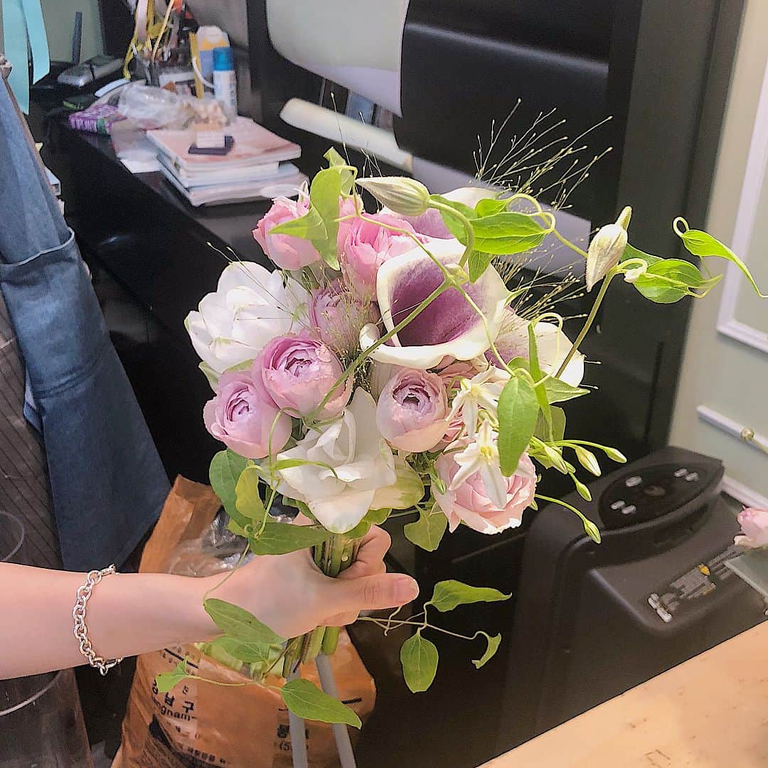 ハン・アルムソンイさんのインスタグラム写真 - (ハン・アルムソンイInstagram)「💐💐버킷리스트 !!내 첫 부케 💕 내친구들 부케는 내가 꼭만들고싶다 생각했었는데, 꽃시작한지 2년만에 드디어!!!진짜로 만들게될줄이야..🤭🤭🤭 누군가의 인생에서 엄청 중요한날에 내가 만든꽃이 사진으로 남는것도 뜻깊구  예쁘다구 맘에들어하니까 너무 행복하다 ..💕💕 꽃을 만질때도 볼때도 너무좋지만 받는사람이 좋아해줄때 가장 행복함을 느끼는거같으다 ..😍 실제로 본식때 드는 부케는 처음이라 망칠까봐 엄청 떨렸는데 한번하니까 너무좋아서 막 아무나 다 만들어주고싶음 ㅋㅋㅋㅋㅋㅋ 친구들아 빨리 결혼해줘 제발..잘살아라 지혜야 !! !!!! !!!!! - 🌺항상 예쁜꽃 행복한곳 @moonlitgarden_flower  #문릿가든 #플라워레슨 #웨딩부케 #아름송이_꽃」7月9日 12時16分 - areumsongee