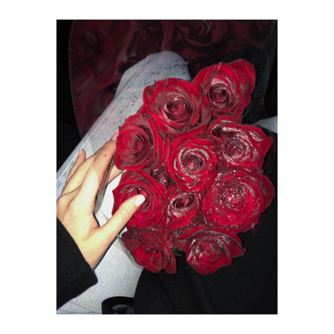 アリシア・デブナム・キャリーのインスタグラム：「🥀🤲🏼」