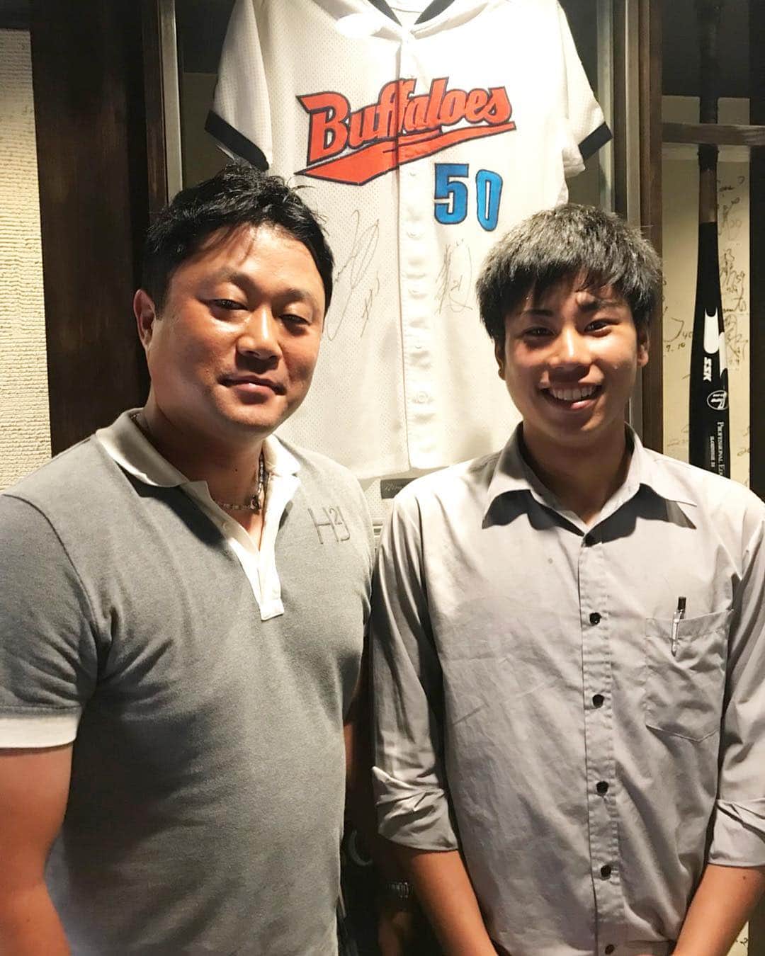 大西宏明のインスタグラム：「阪神タイガースの安藤優也コーチ⚾️ #阪神タイガース  #安藤優也 さん #コーチ  #先日  #笑ぎゅう  #来店 頂きました #娘の誕生日  #当日  #僕  #不在 ……… #申し訳ありませんでした 😭 #有難うございました  #ちなみに隣は  #06ブルズ の #選手  #当店スタッフ  #応援宜しくお願いします  #プロ野球  #独立リーグ  #野球  #野球好きな人と繋がりたい  #baseball #professionalbaseball #yammy #wagyu #waragyu #goodsport #smile #ほなっ！！」