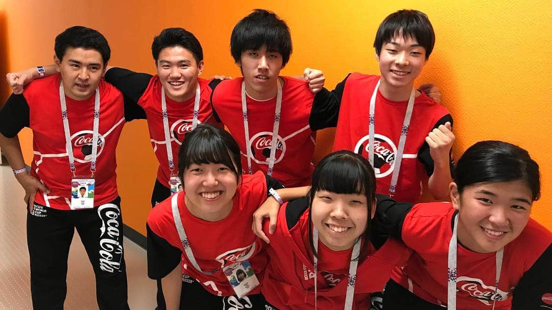 AQUARIUSのインスタグラム：「【 #FIFAワールドカップ 】⠀ フラッグベアラーと⠀ コイントスカストディアン⠀ ついにピッチへ入場！！⠀ ⠀ 緊張の一瞬を前に、みんなで肩を組んで⠀ 心をひとつに。⠀ ⠀ 夢への想いを胸に、 ピッチへと進んでいきます！⠀ ⠀ #アクエリアスと夢をつかもう」