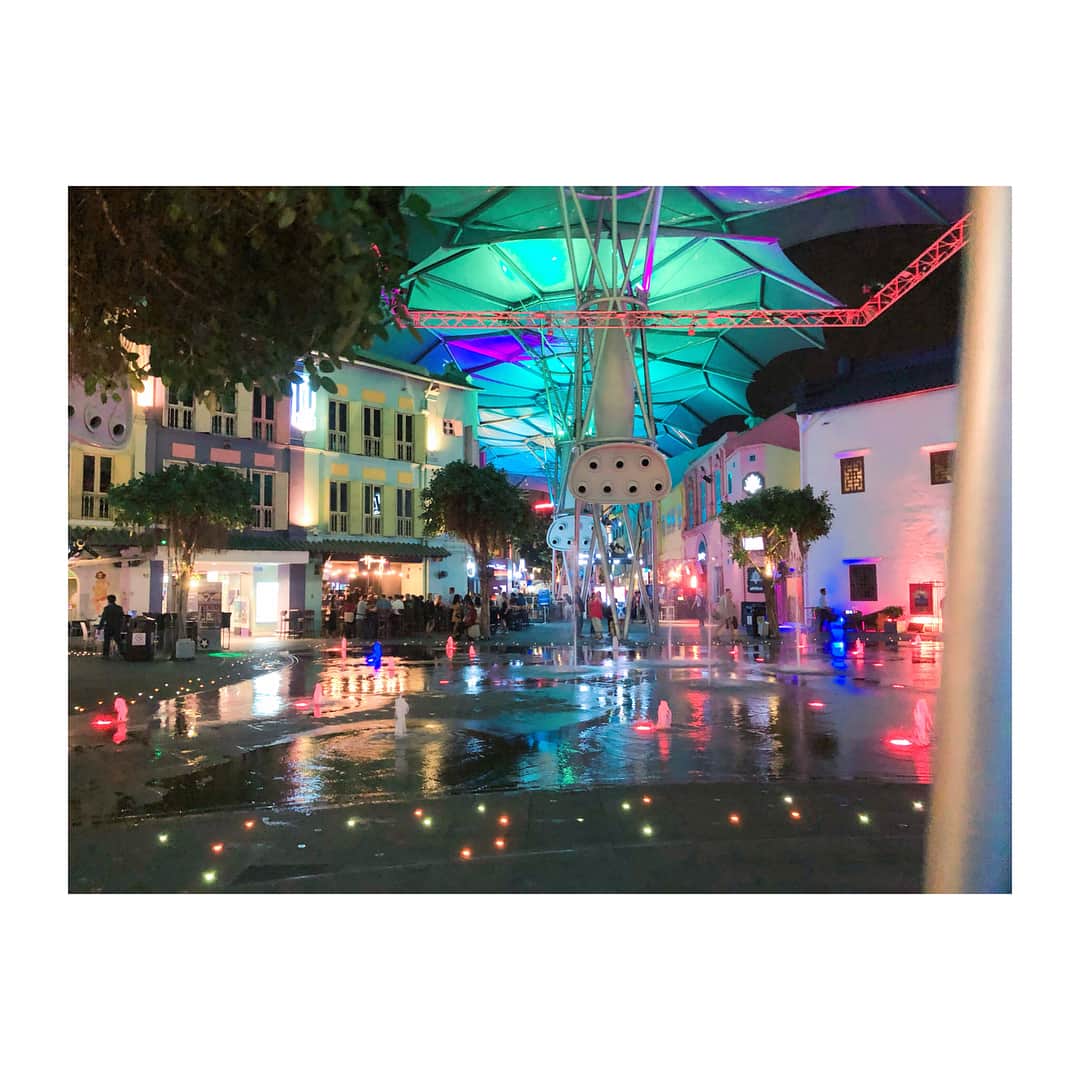 廣瀬茜さんのインスタグラム写真 - (廣瀬茜Instagram)「シンガポールの夜景🌠 . JUMBO SEAFOODでカニ食べてきたよ〜🦀 . エプロンに描いてあるカニのイラストが小鳩にそっくり🕊 . #小鳩どこ #久々登場の小鳩どこハッシュタグ #超良い写真なのに鳩不在 #Singapore #Jumboseafood」6月24日 21時46分 - akane_bandmaid