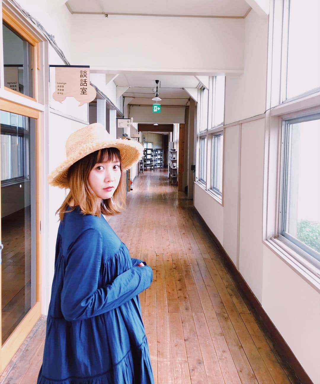 田中里奈さんのインスタグラム写真 - (田中里奈Instagram)「［ 8/7,8 旅行のお誘い---追加情報 ①］﻿﻿ すっかりお待たせしてしまってごめんなさい〜〜‼️﻿﻿﻿🙇‍♂️﻿ 先日おしらせした、8月7日,8日で新潟の大地の芸術祭を舞台に開催する 〝 田中里奈×米澤文雄ミシュランシェフ収穫体験＆調理ができる1泊2日ツアー 〟﻿の追加情報です✨／詳細は→ #大地の芸術祭田中ツアー﻿﻿ ﻿﻿ 遠方から来られる方のために、当日は［ 越後湯沢駅に13:00集合 ］になりました💛﻿﻿ そこからバスでみんなで移動します🚌﻿ （東京駅からだと11時40分発の新幹線に乗ってもらえるとOK✌️）﻿﻿ 8日の帰りは16時半に越後湯沢駅に到着！﻿﻿ （17:13  越後湯沢駅発 の新幹線に乗ると18:40  東京駅着です！）﻿﻿ ﻿﻿ ▶︎ちなみにこの写真は、今回のツアーの宿泊場所となる #三省ハウス にて。﻿﻿ 廃校を改装した宿泊施設で、ここにもレアンドロ・エルリッヒのアート作品が！﻿﻿ 冬の雪花火の時もみんなでここに泊まったんだけど、本当に大人の修学旅行みたいで楽しかった〜💓﻿﻿ コメントで多かったのですが、お一人様も大歓迎🙋🏻‍♀️﻿ ﻿ アート作品もまわれるし、自然とふれあえるし、野菜の収穫体験と調理もできて、実は温泉も入れる！という超豪華なこのツアー♥﻿ 平日ですが、この夏の思い出作りたい！という方は、えいや❗️と思い切って参加してみてください💛﻿ ﻿﻿ #応募はプロフィールのURLから﻿飛べるよ #大地の芸術祭2018 #アートトリエンナーレ #新潟 #たなか旅メモ #ココロウゴクツマリ」6月24日 22時17分 - tanakaofficial