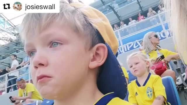 サッカーニュース：Qoly（コリー）のインスタグラム：「父（マルクス・ベリ：スウェーデン代表FW）がワールドカップの舞台に立ったことに感極まる4歳の息子レオネル  #worldcup2018  #worldcup  #sweden #berg  #kids #ワールドカップ  #サッカー」