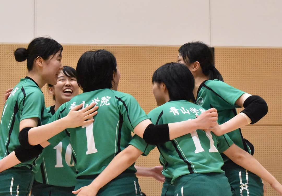 及川真夢さんのインスタグラム写真 - (及川真夢Instagram)「4年目の東日本インカレ準優勝！！！ 応援ありがとうございました！ 同期、後輩、みなさんのおかげで頑張ってこれて、センターコートにまた立てて、去年のリベンジとして挑んだ試合だったからめっちゃ悔しかったけど、 またみんなで勝っていけるように頑張っていきましょう🔥🔥🔥！！！ 応援よろしくお願いします！！！ #35-37なんて人生初めてかも。わら みんな本当にありがとう🙏🙏🙏まずゆっくり休んでね〜！！！ あと、みんなのおかげで東日本インカレ2年連続、春リーグから2連続ブロック賞とれました🙏🙌🏐#来年はかすみに任せた🙌  #タグつけられてなかったらごめん🙏 #東日本インカレ #終了 #青学 #いーごーず」6月24日 22時54分 - oikawa_mayu