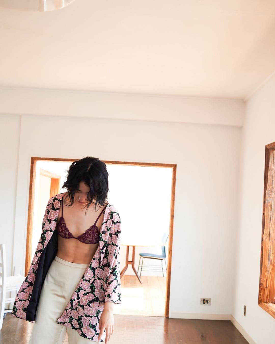 花盛友里のインスタグラム：「Yeah girl yeah! . . 🌹🌹🌹 . . Shooting for @ravi.me . . Love to @hahaharu777 @kajiyamario @souman_natsuko @akane_koizumi_ @ravijour_official」