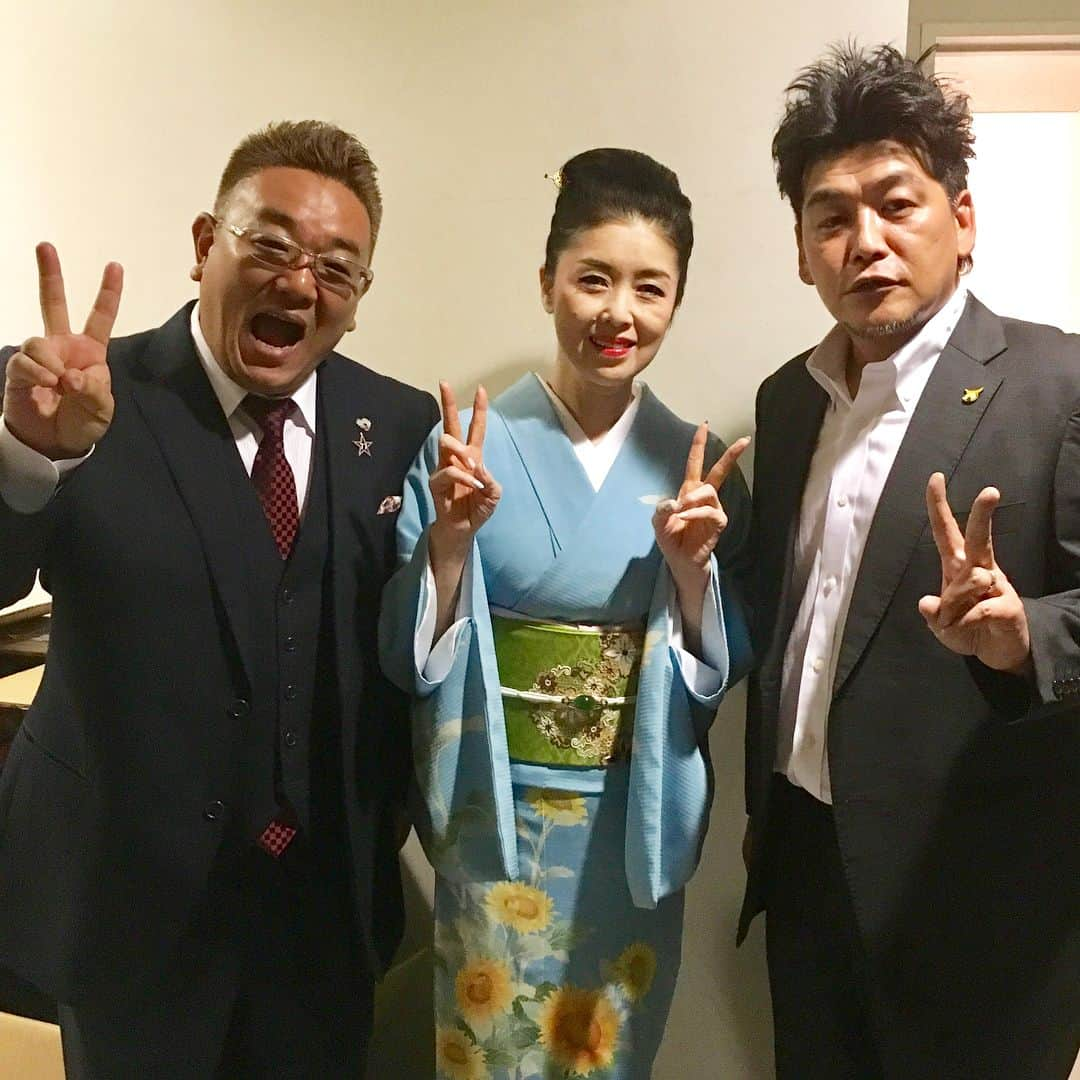 藤あや子さんのインスタグラム写真 - (藤あや子Instagram)「大好きなサンドウィッチマンさんと東北復興支援🤗 子供達も可愛かった〜❤️ #サンドウィッチマン  #藤あや子  #東北仲間 #ひまわり  #kimono #sunflower」6月24日 22時37分 - ayako_fuji_official