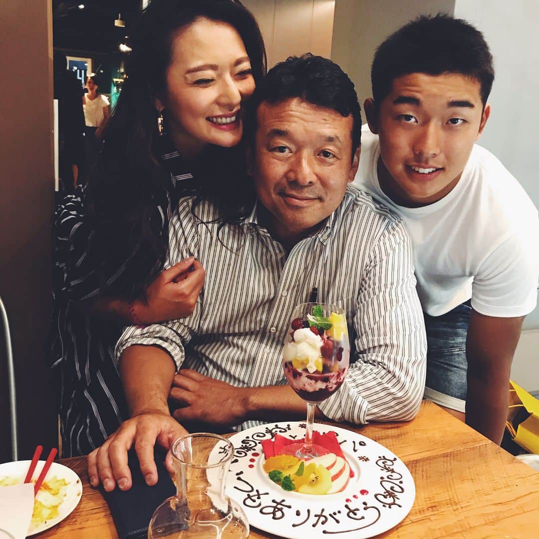 結子さんのインスタグラム写真 - (結子Instagram)「Thanks my dad. You're the best! . ちょっと遅れて家族で父の日をしてきました。小さい頃、学生時代、ギャルだった時、そしていまもずっと見守ってくれている父。世界一厳しいと思ってるけど、世界一ハートが大きいとおもってます。We all love you!❤️❤️☝️ #dad#family#fathersday#world#japan#love#bigheart  #父の日#家族」6月24日 23時39分 - yuiko_yyy