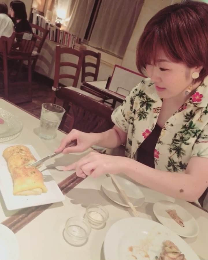 石田涼のインスタグラム：「たまさん(卒業生)とご飯してきました チーズは伸びなかったけど 美味しかったぜんぶ！  #カバガ #dinner #卵焼き#cheese」