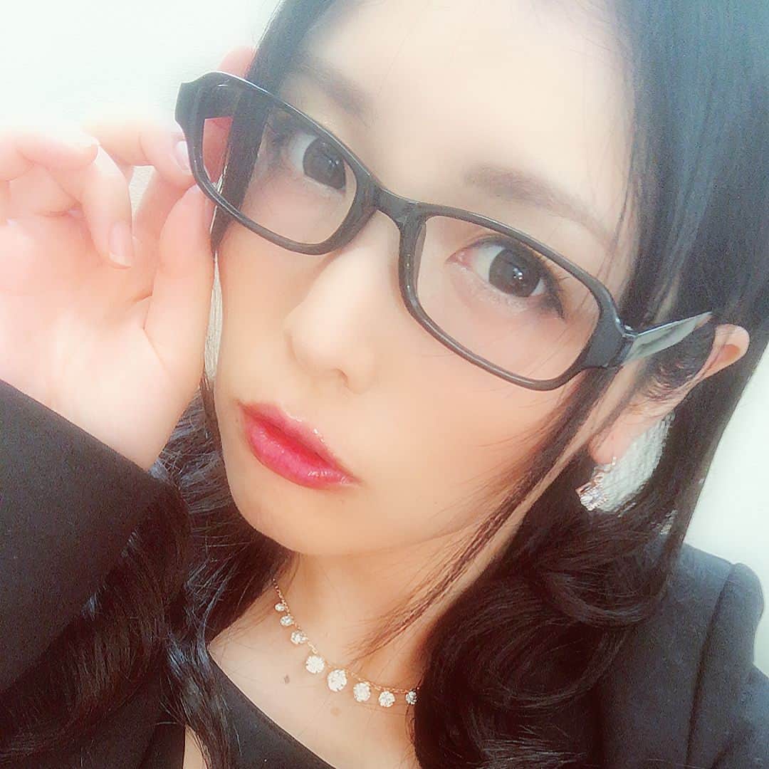 新村あかりのインスタグラム：「眼鏡っ娘でこっぱち #新村あかり #えむっ娘ラボ」