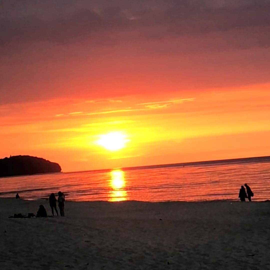 ナタリア・カリシェクのインスタグラム：「“In this world, there are things you can only do alone, and things you can only do with somebody else. It’s important to combine the two in just the right amount.” #sea #sunset #summer #beautiful #evening #carpediem 🌅🌊❤️」