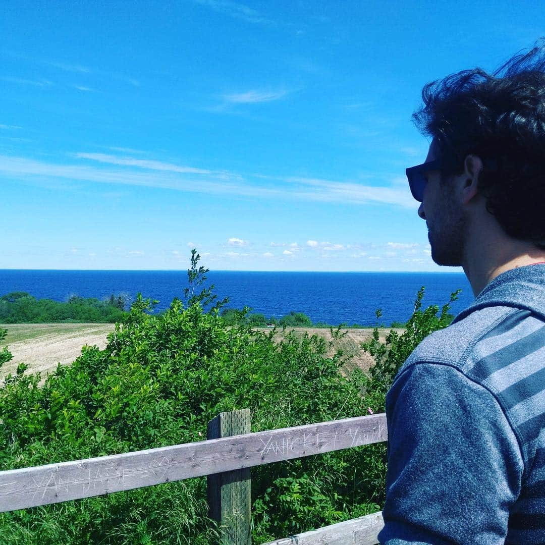 マキシム・デシャンのインスタグラム：「Enjoy the view #lacstjean #vent #dépeigné #quebec」