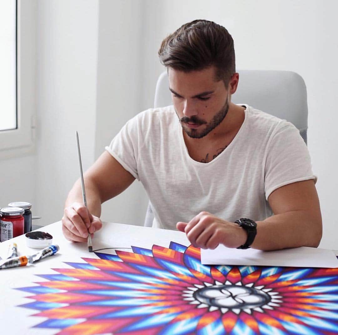 Stefano Trattoのインスタグラム：「Colors 🎨! Enjoy your Sunday guys! #mandala #drawing #passion #fb」
