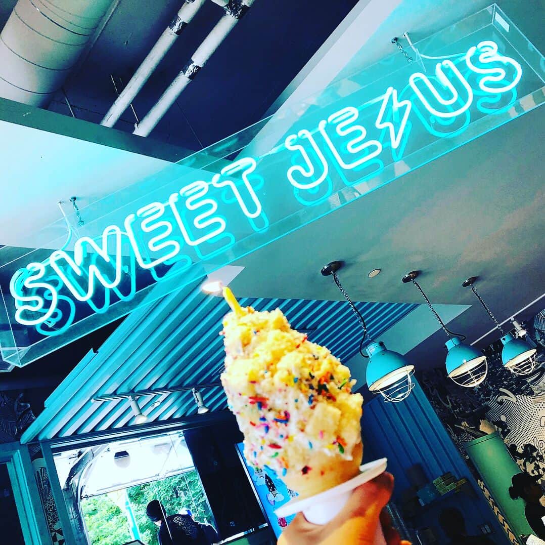 菊池仁香のインスタグラム：「カロリーの塊みたいなアイス食べた〜🍦 日本にはない発想 笑 プロフィールに投票サイトのURL貼ったので応援していただけたら嬉しいです👼! #sweetjesus #sweets #icecream #canada #toronto」