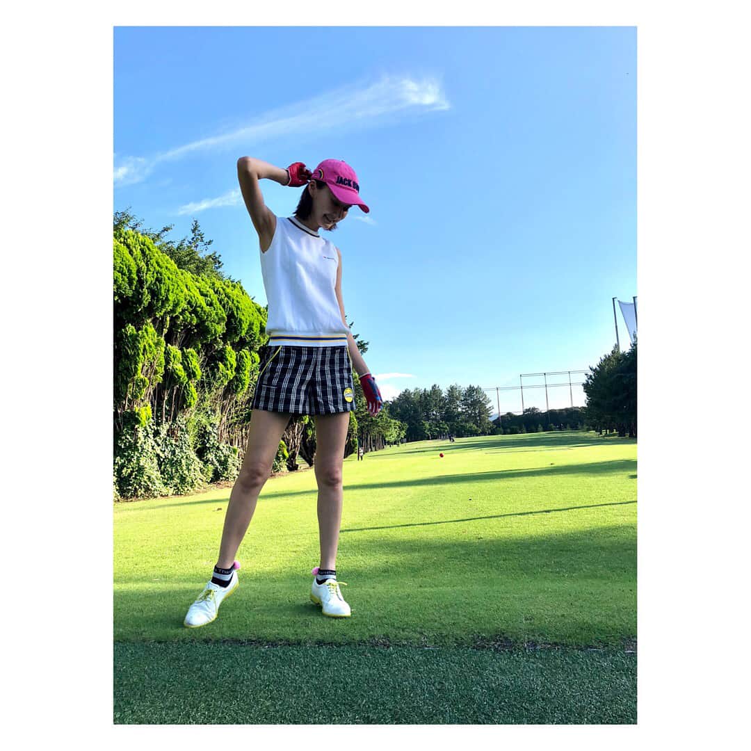美優さんのインスタグラム写真 - (美優Instagram)「久しぶりにショートコースでゴルフの練習！  道の真ん中に猫さんが倒れてる！！と思ったら日向ぼっこ中だったらしい🙄みんな猫さんを避けて歩いてました。笑  #ゴルフ #golf #ゴルフ女子  ウェアはタグ付けしたよ😊」6月25日 3時04分 - miyu11_20