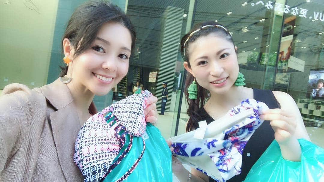のインスタグラム：「NAOKOちゃんと水着バーゲンへ👙💕 今年の夏は水着着て海やプールに沢山行こうね🏖  #水着バーゲン #水着 #Bikini #ビキニ #👙」