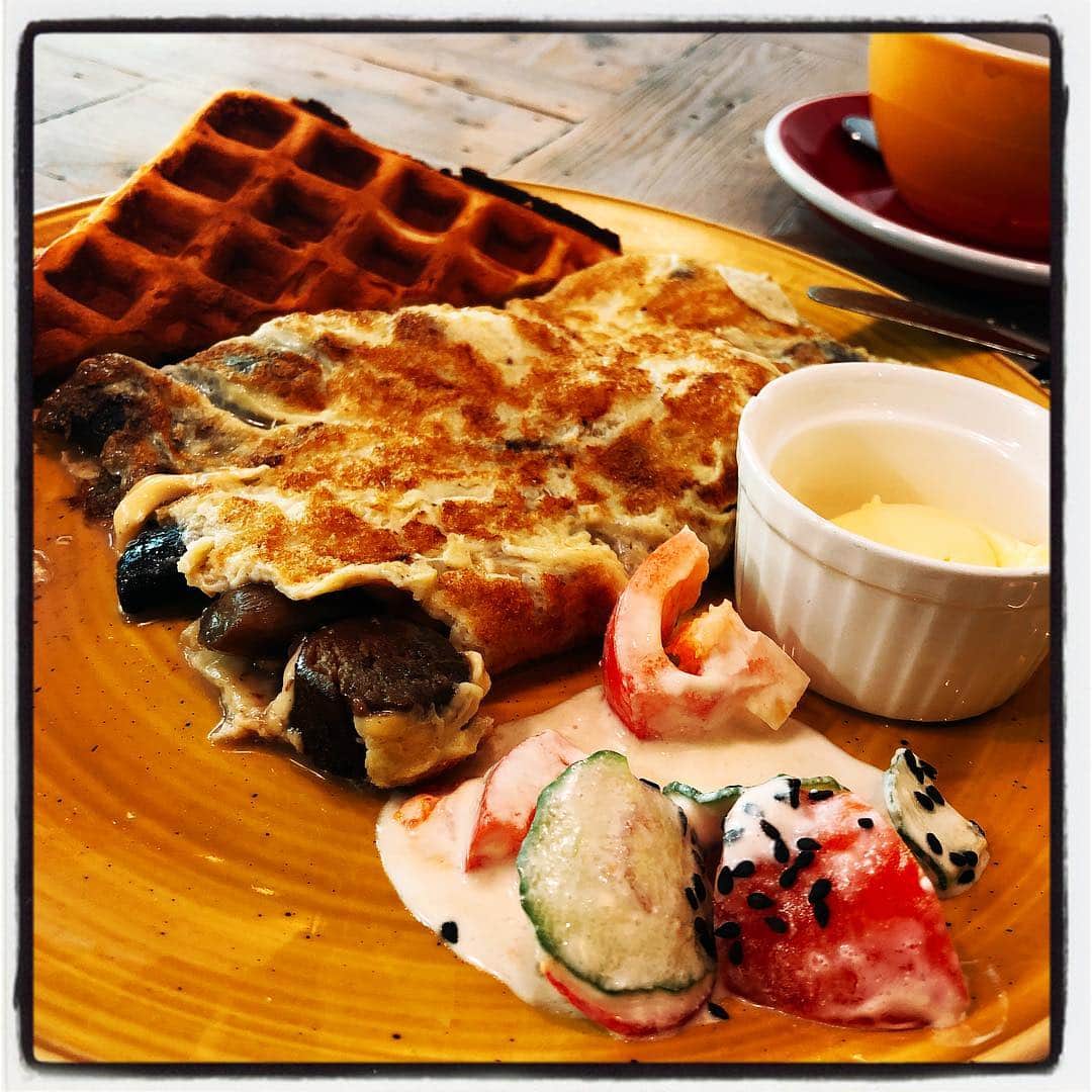 柳下毅一郎のインスタグラム：「Breakfast Omlet with mushrooms and cheese」