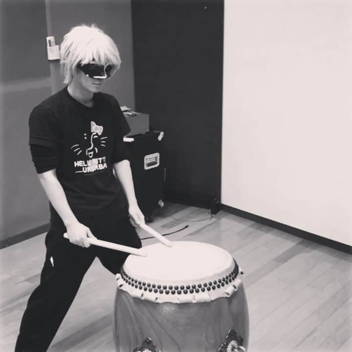 アンダーバーのインスタグラム：「アンサン…和太鼓…スキ… 久々ニ…演奏スルト… マメ…デキテ…潰レル… イタクテ…泣イチャウ…ケド… 和太鼓ノ…音…スキ…楽シイ… マタ…演奏…シタイ…  #アンさんのいる生活 #移動なう #和太鼓演奏 #動画は去年の #僕もマッチョなら様になるのかな #そういえばこの前ね #撮影スタジオで衣装着てた時 #鏡見てビックリしたんだけど #僕のお腹を真横から見たら #いと薄きことこの上なし！ #アタシ筋肉つきにくいのよね #いやんなっちゃう #musculardevelopment  #japanesedrum」