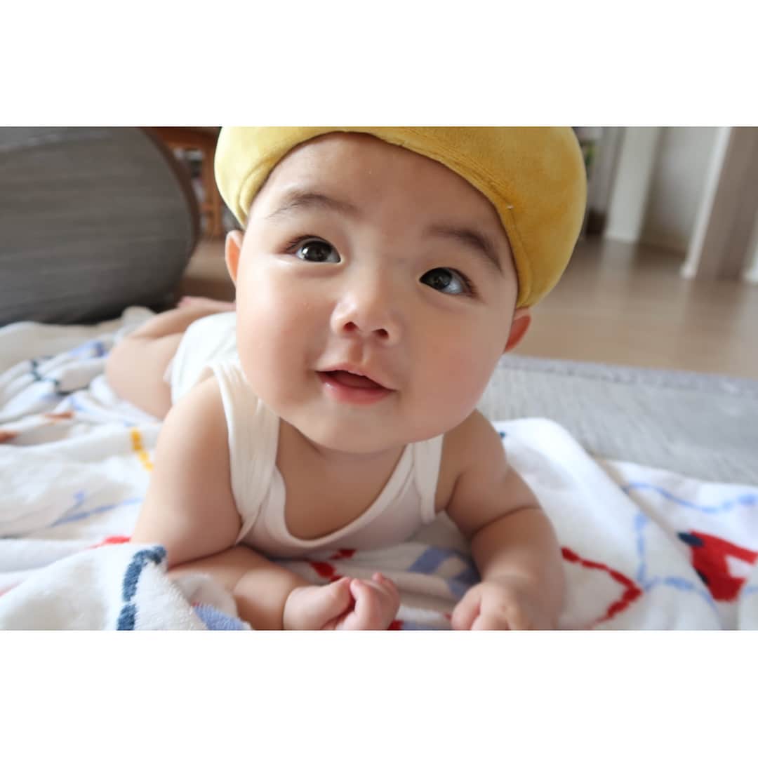 鈴川絢子さんのインスタグラム写真 - (鈴川絢子Instagram)「生後6ヶ月。まるまるさん。 産まれたときあんなに小さかったのが嘘みたいに逞しくなりました」6月25日 18時23分 - suzukawaayako