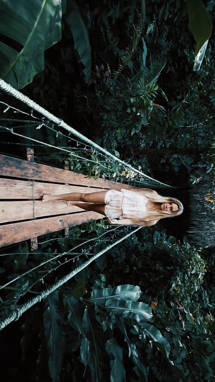 サシャ・カリスのインスタグラム：「Photography by Jack Bates」