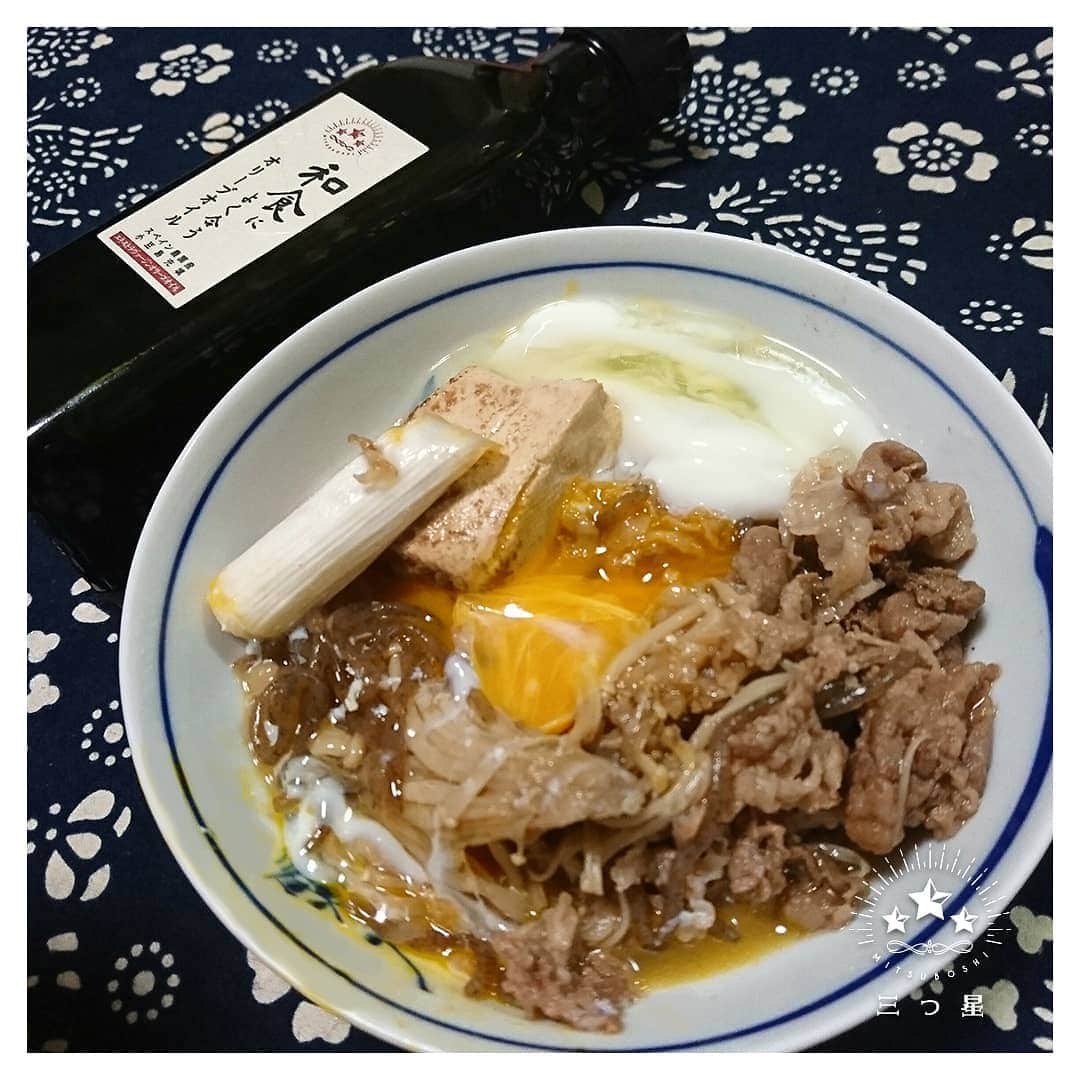 食品ネットショップ～三つ星～のインスタグラム：「＊牛すきと、和食によく合うオリーブオイル＊ This olive oil that goes well with japanese food;-) * ＊三つ星の豆知識＊ オリーブオイルは加熱しても酸化しにくく、加熱に向いた食用油です * #生卵 が決め手 #牛肉 #beef  #すき焼き風 #肉 #ワールドカップ のお供に #夜食 #晩ごはん #ランチ #おうちごはん にも◎ #オリーブオイル #oliveoil #和食によく合うオリーブオイル #和食 #washoku #japanesefood #和食とオリーブオイル #WASHOKUandOliveOil #instafood #三つ星ネットショップ」