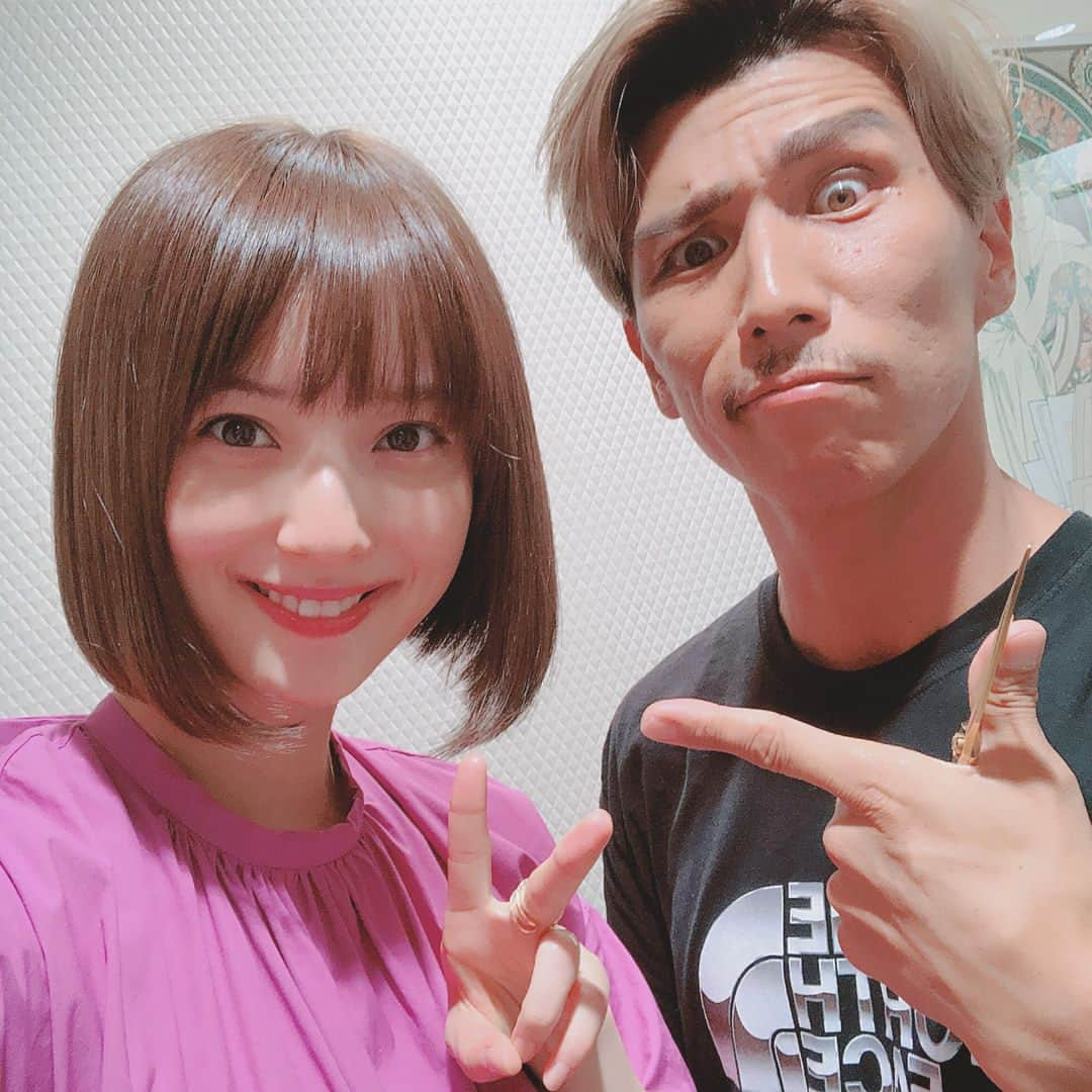 佐々木希さんのインスタグラム写真 - (佐々木希Instagram)「前回から更に短く💇‍♀️ 実はこれくらい髪を切るのを決めていたのだけど どうせ切るなら、段階を楽しんだ方がいいと周りの方々にアドバイスをいただき。 フレンチボブだそうです🌷 首に髪の毛がないのが新鮮だ！！ スッキリ！ シャンプーも びっくりするほど楽なのね！ まるちゃんありがとう😊  #フレンチボブ#前下がりボブ#ヘアーチェンジ#air#金丸佳右 さん」6月25日 12時39分 - nozomisasaki_official