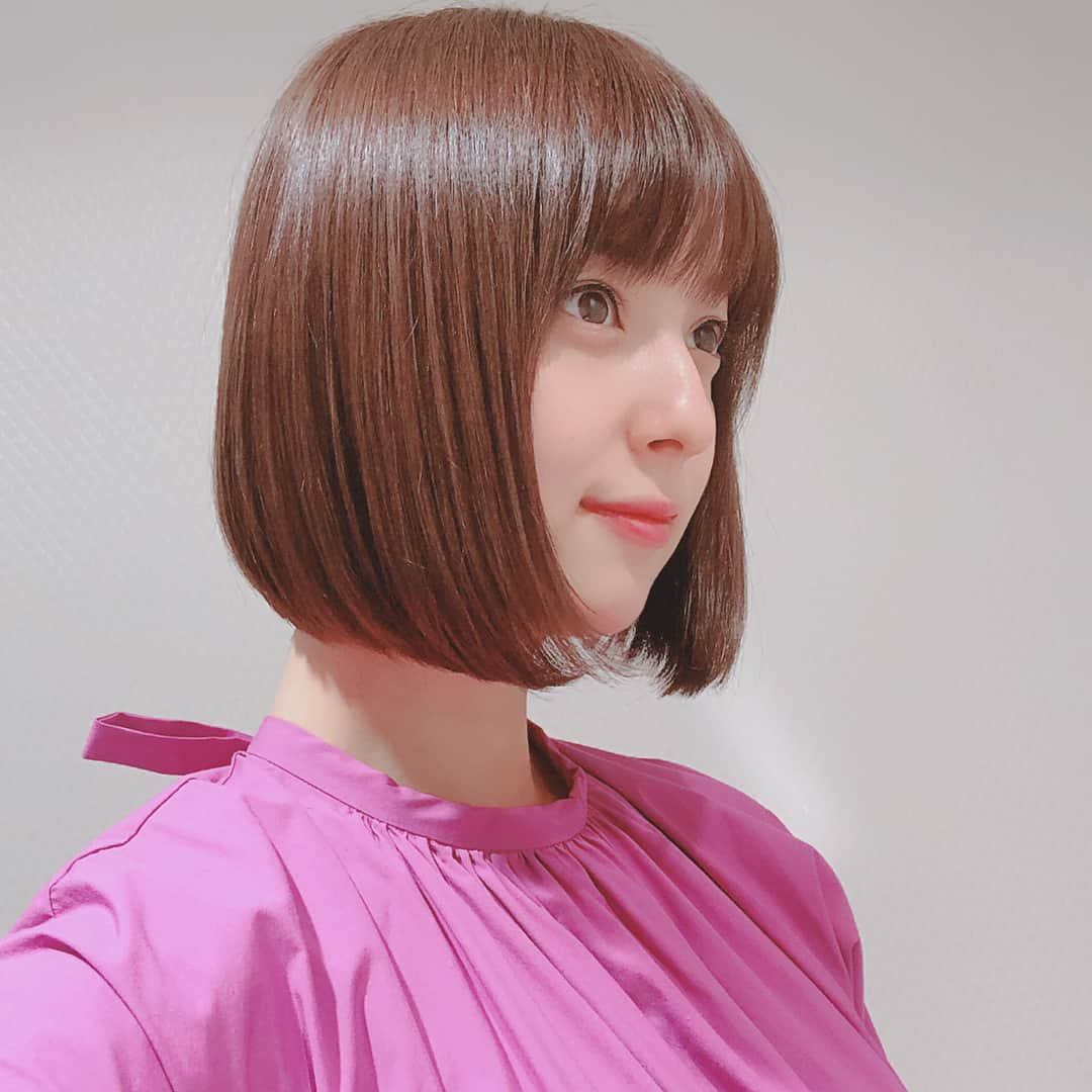 佐々木希さんのインスタグラム写真 - (佐々木希Instagram)「前回から更に短く💇‍♀️ 実はこれくらい髪を切るのを決めていたのだけど どうせ切るなら、段階を楽しんだ方がいいと周りの方々にアドバイスをいただき。 フレンチボブだそうです🌷 首に髪の毛がないのが新鮮だ！！ スッキリ！ シャンプーも びっくりするほど楽なのね！ まるちゃんありがとう😊  #フレンチボブ#前下がりボブ#ヘアーチェンジ#air#金丸佳右 さん」6月25日 12時39分 - nozomisasaki_official