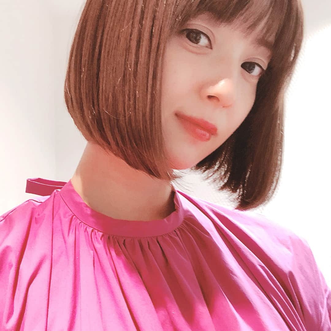 佐々木希さんのインスタグラム写真 - (佐々木希Instagram)「前回から更に短く💇‍♀️ 実はこれくらい髪を切るのを決めていたのだけど どうせ切るなら、段階を楽しんだ方がいいと周りの方々にアドバイスをいただき。 フレンチボブだそうです🌷 首に髪の毛がないのが新鮮だ！！ スッキリ！ シャンプーも びっくりするほど楽なのね！ まるちゃんありがとう😊  #フレンチボブ#前下がりボブ#ヘアーチェンジ#air#金丸佳右 さん」6月25日 12時39分 - nozomisasaki_official