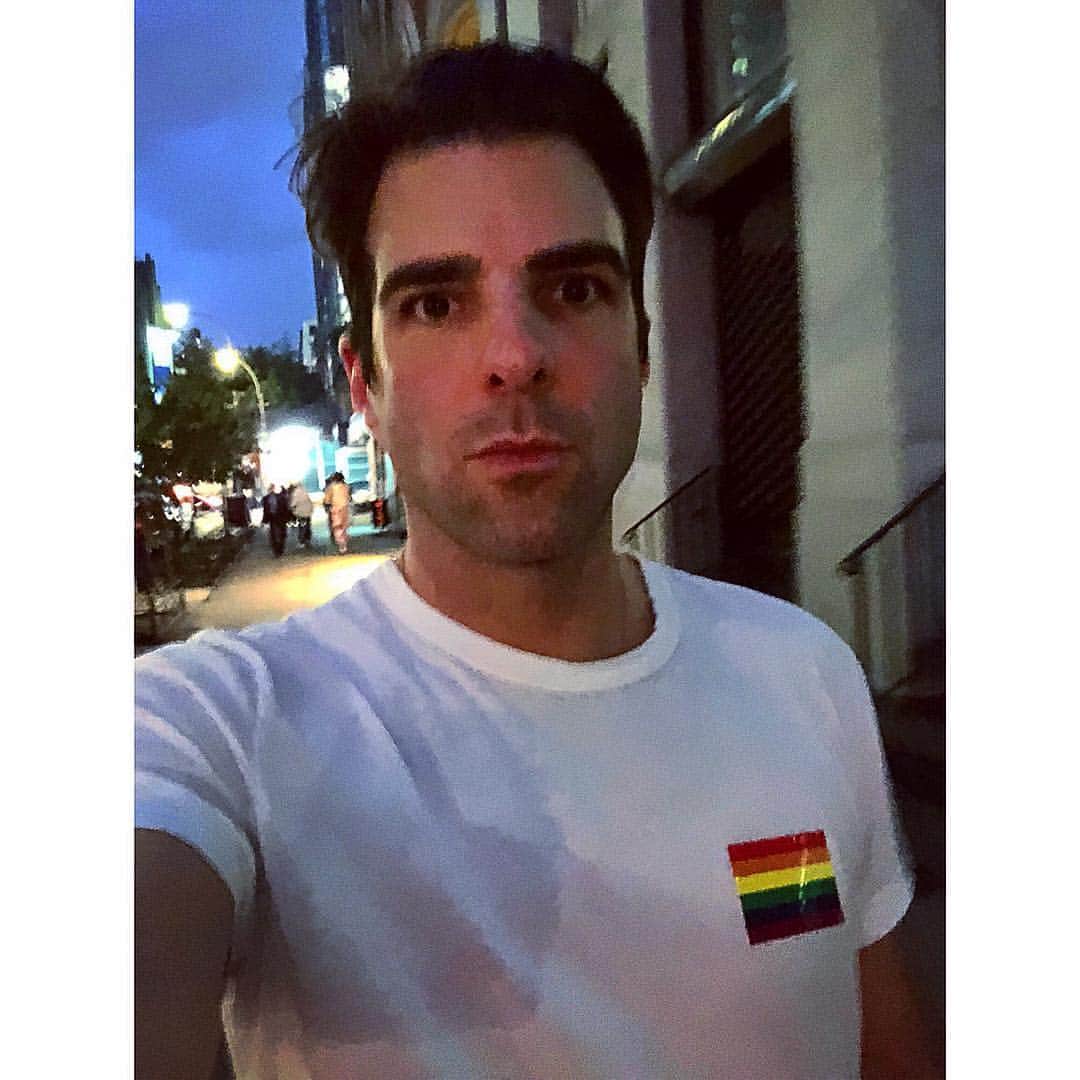 ザカリー・クイントのインスタグラム：「🌈🌈🌈 proud daddy 🌈🌈🌈」