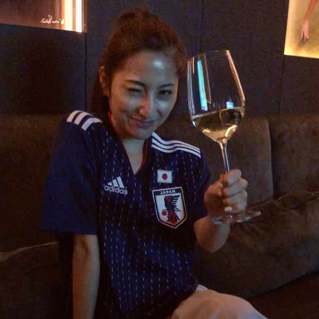 雨宮みずきさんのインスタグラム写真 - (雨宮みずきInstagram)「． 昨日の試合🇯🇵vs🇸🇳 ⚽️ ． 家で1人観戦して寝る予定が 個室で優雅に応援…📣 一緒にみんなと騒げた\( ˆoˆ )/⚽️ ． 声張りすぎて👄 からからがらがら。笑 ． サッカーの試合は真剣にみます👀 オフサイドトラップかけてたの チーム力をかんじた！ 色々な場面で昨日の試合は すっごく楽しかった\( ˆoˆ )/ ． ファウルとられないで相手の腕を 持ち続けてたけど🙌 がっつりtv映ってる🤣📺 あとNICEヘディング🤣⚽️👏 ． #代表戦 #真剣 #眼鏡 #必需品 #サッカー #日本代表 #日本代表戦 #サッカー大好き #サッカー女子 #代表ユニ #セネガル #senegal #日本代表 #日本 #japan #publicviewing #パブリックビューイング #ワールドカップ #ワールドカップ2018 #worldcup #worldcup2018 #サムライブルー #samuraiblue #サッカーキング #ユニジョ #ハリルジャパン #西野ジャパン #夢を力に2018 #サッカー観戦 #soccer #サッカー日本代表」6月25日 13時13分 - ammymzk0926