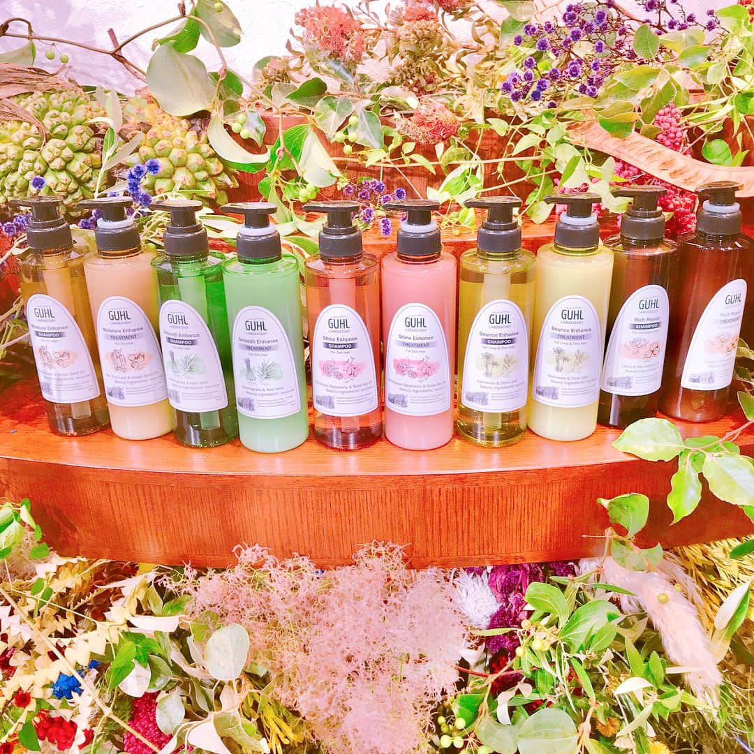 のインスタグラム：「・ この夏注目のヘアケアブランド『グール ラボラトリー』が、今日からGINZA SIXの#0107plaza にて先行発売！一足お先にその魅力をチェックしてきました☺️ ・ ヨーロッパで70年以上の歴史を持つヘアケアブランド『GUHL（グール）』からその研究思想を受け継ぎ、日本人女性のための新シリーズとして7月23日に発売されます。 ・ 植物を美容に取り入れるヨーロッパ伝統の考え方に、現代科学をかけ合わせた、新ナチュラルヘアケアシリーズで、一人一人の髪質や髪悩みに合ったものが選べる5つのラインナップが用意されています！ ・ 後日、その他の魅力を記事にてアップするので、ぜひお楽しみにしていてくださいね😉 ・ ・ #haircare #guhl #guhlshampoo #guhllaboratory #ヘアケア #グールラボラトリー #新発売 #新ヘアケア #髪 #髪悩み #髪質 #植物美容 #現代科学 #ヨーロッパ #植物成分 #植物成分配合 #beauty #植物美容ソリューション #植物美容ヘアケア #美容 #美容好き #美容大好き」
