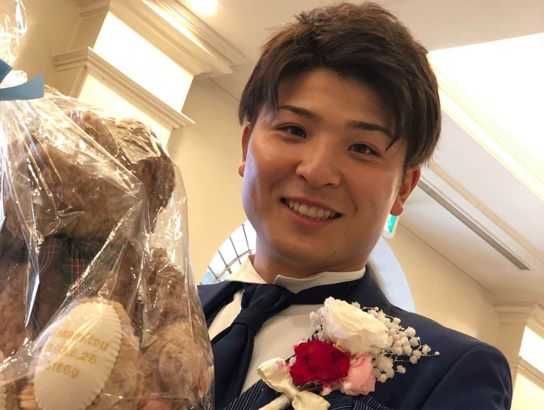 合谷和弘さんのインスタグラム写真 - (合谷和弘Instagram)「昨日、はじめての結婚式に出席してきました。なぜか緊張してたけどほんとうに最高だなって思えた結婚式でした！ まさみつ、かなちゃん 結婚おめでとう♪ 末長くお幸せに♡  流経大柏 25期 ラグビー部 第1号 @masamitsumasuda #プロゴルファー #岩ちゃん似のイケメン  幸せもらったわ❤️😭 呼んでくれてありがとう♪  #流経大柏#ラグビー#25期 #結婚式 #増田夫妻 #あこちゃん #くにちゃん本当にいろいろありがとう😂 沖縄でもがんばー♪遊びいきやす！！ #星くんベンチプレスのMAXチャンコの体重やん😂😂😂 次は星くんの結婚式やねー😆#ななちゃん運転ありがとう♪ #チャンコでかすぎw 爆笑wでもいいやつw #松井先生の乾杯の挨拶🥂#RPポーズやらせよーとしたら叩かれたけどやってくれた😂 #久々に会う友達もいて楽しかったわ😆 #happywedding  #末永くお幸せに」6月25日 15時57分 - kazuhiro_goya