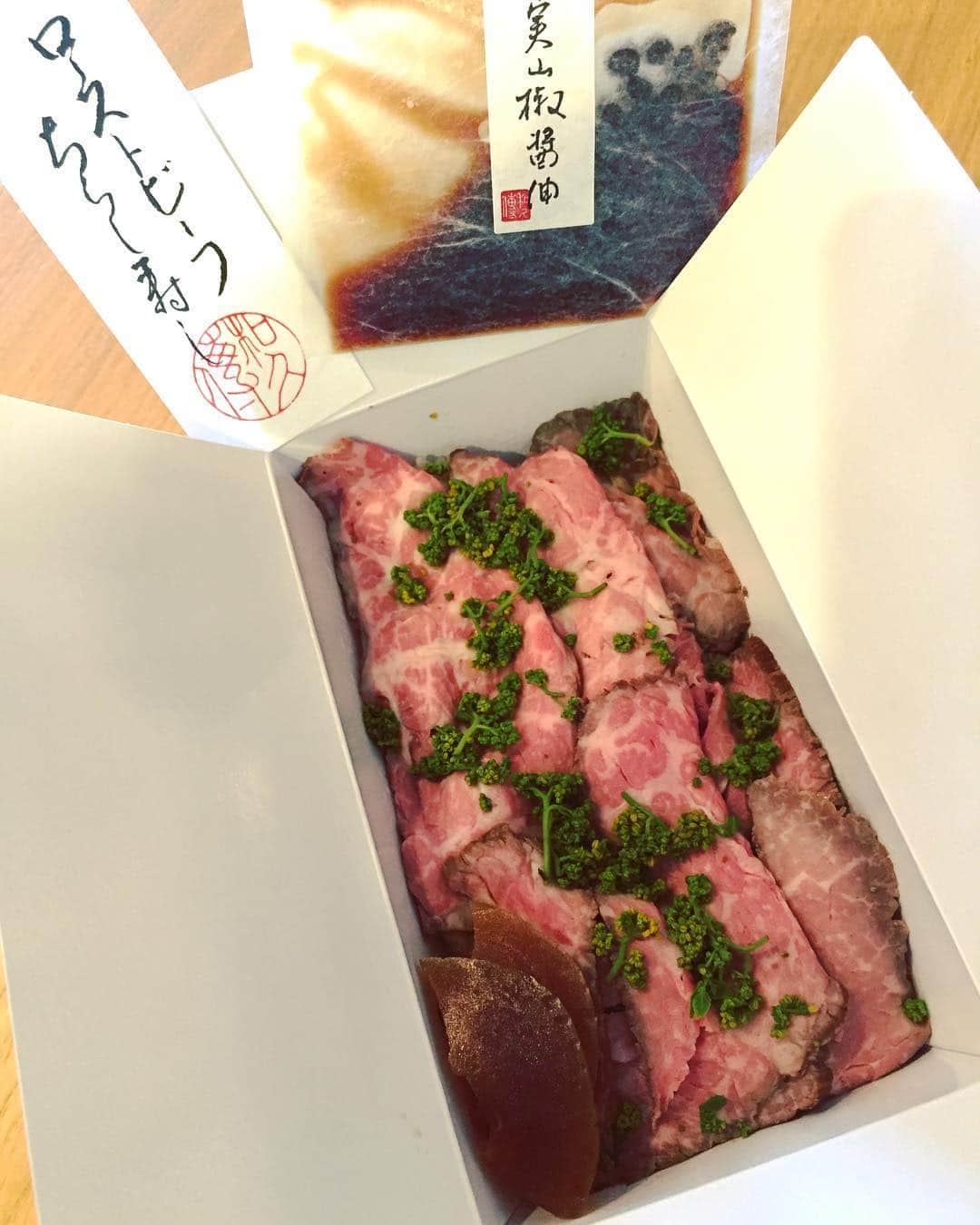 掛貝梨紗のインスタグラム：「和久傳のローストビーフちらし寿し🙂季節限定お弁当🍙京都駅 新幹線コンコース内で買えます👍 Roast beef on the vinegared rice topped with the hanazansyo(flower of Japanese pepper) supervised by Wakuden(和久傳). #和久傳 #wakuden #kyoto #obento #お弁当 #駅弁 #ekiben #kyotostation #roastbeef #roastbeefbowl #roastbeefdon #京都駅 #新幹線コンコース #花山椒 #hanazansho #flowerofjapanesepepper #japanesepepper #vinegaredrice #ちらし寿司 #ちらし寿し #奈良漬け  #奈良漬 #実山椒 #実山椒醤油」