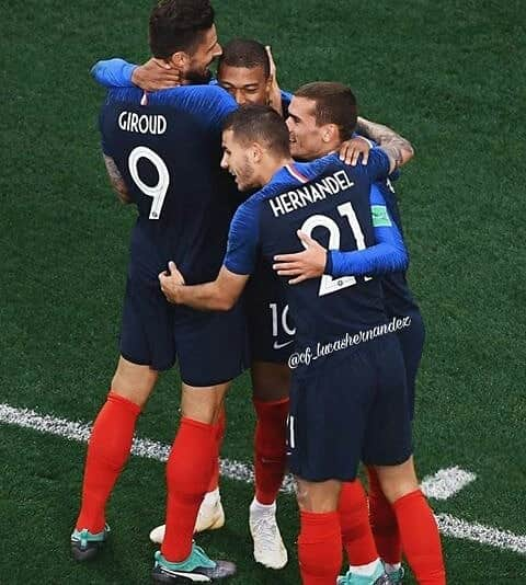 リュカ・エルナンデスのインスタグラム：「Une equipe🔥💙 @lucashernandez5」