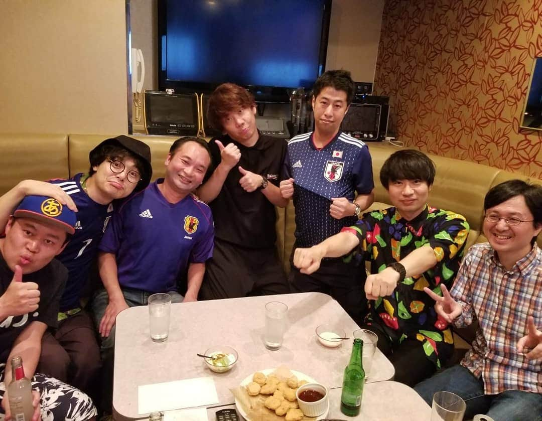 井口浩之さんのインスタグラム写真 - (井口浩之Instagram)「みんなで観戦！！！ #三四郎 #にゃんこスター  #モグライダー #ネコニスズ #ウエストランド #イニエスタ」6月25日 17時58分 - westiguchi