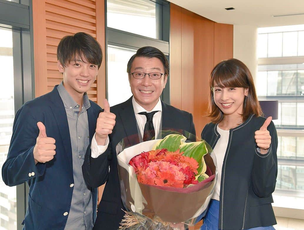 TBS「ブラックペアン」のインスタグラム：「‪【 ㊗️クランクアップ🎉 ②】‬ ‪続いては池永編集長、香織さん、藤原師長😃✨‬ ‪世良くんも祝福💐‬ ‪お疲れ様でした‼️‬ ‪#ブラックペアン‬ ‪#クランクアップ🎉‬ ‪#加藤浩次‬ ‪#加藤綾子‬ ‪#神野三鈴‬ ‪#竹内涼真‬ ‪#まだまだ続きます🙆‍♀️‬」