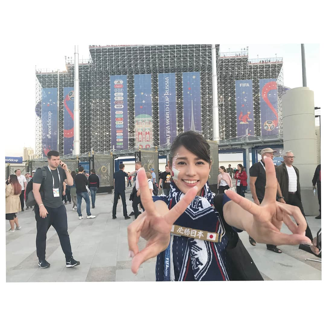 永島優美さんのインスタグラム写真 - (永島優美Instagram)「* 2-2の激闘✌🏻⚡️ 昨日のセネガル戦、あの得点の奪い合いには興奮しましたね😭✨ なんとしてでも決勝トーナメント行ってほしいです！！ * 今朝の現地の新聞に、敬礼ポーズの本田選手が載っていましたよ🗞✨ あの試合を見たロシアの方々も日本のサッカーに感動した！と言っていました⚽ * さて、私はこれからポーランド戦の地 ヴォルゴグラードに移動です✈️ 改めて、ロシアって広い😆🇷🇺 * #W杯 #ロシア #セネガル戦  #敬礼ポーズ #永島優美のロシア日記」6月25日 19時13分 - yuumi_nagashima