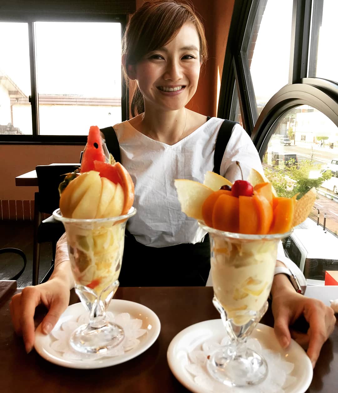 湯田友美さんのインスタグラム写真 - (湯田友美Instagram)「パフェ😁🍦 大和ハウスさんの講演のお仕事で佐賀へ✈️ 仕事終わりにコイケスポーツの小池さんを呼び出してパフェ。笑 前回のランイベント後、満席で食べれなかったリベンジ果たせました🤣急な訪問、そして急な呼び出しにもかかわらず、ありがとうございます😊 ランニングでつながり、仕事関係なくこうして友達になれるのは嬉しいこと。人との関わり大切🤞 飛びます✈️💙 ・ Biz trip to Kyushu ✈️ Not for eating ice cream🤣 ・ #大和ハウス さんありがとうございます🏠 #佐賀 #九州 #コイケスポーツ #パフェ行くぞ賞 #リベンジ #コイケスポーツ抜き打ちチェック 笑 #イカリング またね🦑 #新sun の #パフェ #うまー🍑 #各県にひとりともだち欲しいな #パフェみてテンション上がる二人 #甘党です #kyushu #saga #icecream #parfait」6月25日 19時27分 - yudatomomi