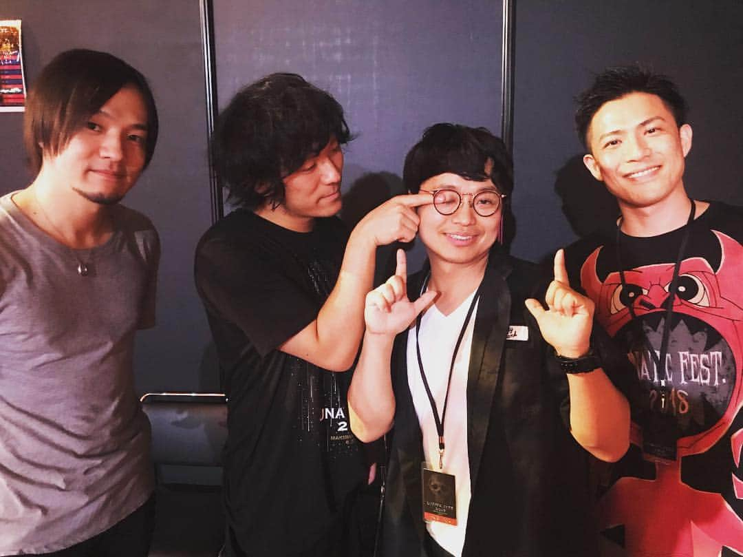 はぎちゃんさんのインスタグラム写真 - (はぎちゃんInstagram)「LUNATICFEST2018の思い出。back numberさんと。ルナフェスにback numberさんたまらんかったなー！ほんまルナフェス最高！いやなんで片目押さえ込みにかかるんねん！もうええわ！ #LUNATICFEST #ルナフェス #backnumber #清水依与吏 さん #小島和也 さん #栗原寿 さん #ルナフェス最高！ #素晴らしいー！ #からのウルトラCー！」6月25日 19時40分 - hagichan0524