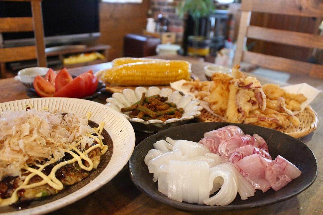 mikaranger823のインスタグラム：「今日の晩ごはん * マハタと教えてくださりありがとうございます🙇今日の産直は珍しいお魚祭りでした😁✨✨ * マハタとヤリイカの刺身 ホタテのかき揚げ、イカゲソの天ぷら、マハタの天ぷら インゲンのきなこ和え 産直トマトとトウモロコシ ねぎ焼き * 家族３人でご飯を食べるなんて本当に久しぶり😢なかなか娘にご飯を作って食べさせる事も食べることもなく、、、。いつも私の実家で晩御飯😣私が洋食を食べたいと思わず、和食やシンプルな味つけばかり。ただ、沢山の魚や地元の美味しい食材を沢山知り、器も地元のもので、いつか大きくなった時、地元の食材や暮らしの道具が豊かな街なんだと感じてくれたらそれでいいーー！！ はい。ご馳走さまでした🙇 今日は産直からの🍑農家へ。 私の小さい時の夢 『桃を丸かじりしたい。』← #小さい夢 * 今から家族で丸かじりするとします🙋家族で幸せの共有をするとします😆 #instagood#onthetable#cookingram#dinnertime#washoku#japanesefood#slowlife」