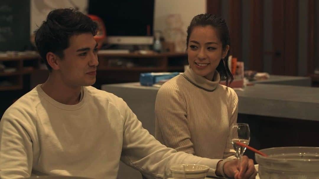 のインスタグラム：「こんばんは、本日24:00より『TERRACE HOUSE OPENING NEW DOORS』 第23話「MECCHA ME TOO」Netflix にて配信いたします。 #TERRACEHOUSE #テラスハウス  @tokui_yoshimi  @ryotayamasato  @babazonoazusa  @toritori0123  @officialshonohayama  @netflixjp #ネトフリ  @taka_brew  @seina4444  @shoheyuemura  @kosetamayu @heisei_8nen  @zeppelin.noah」