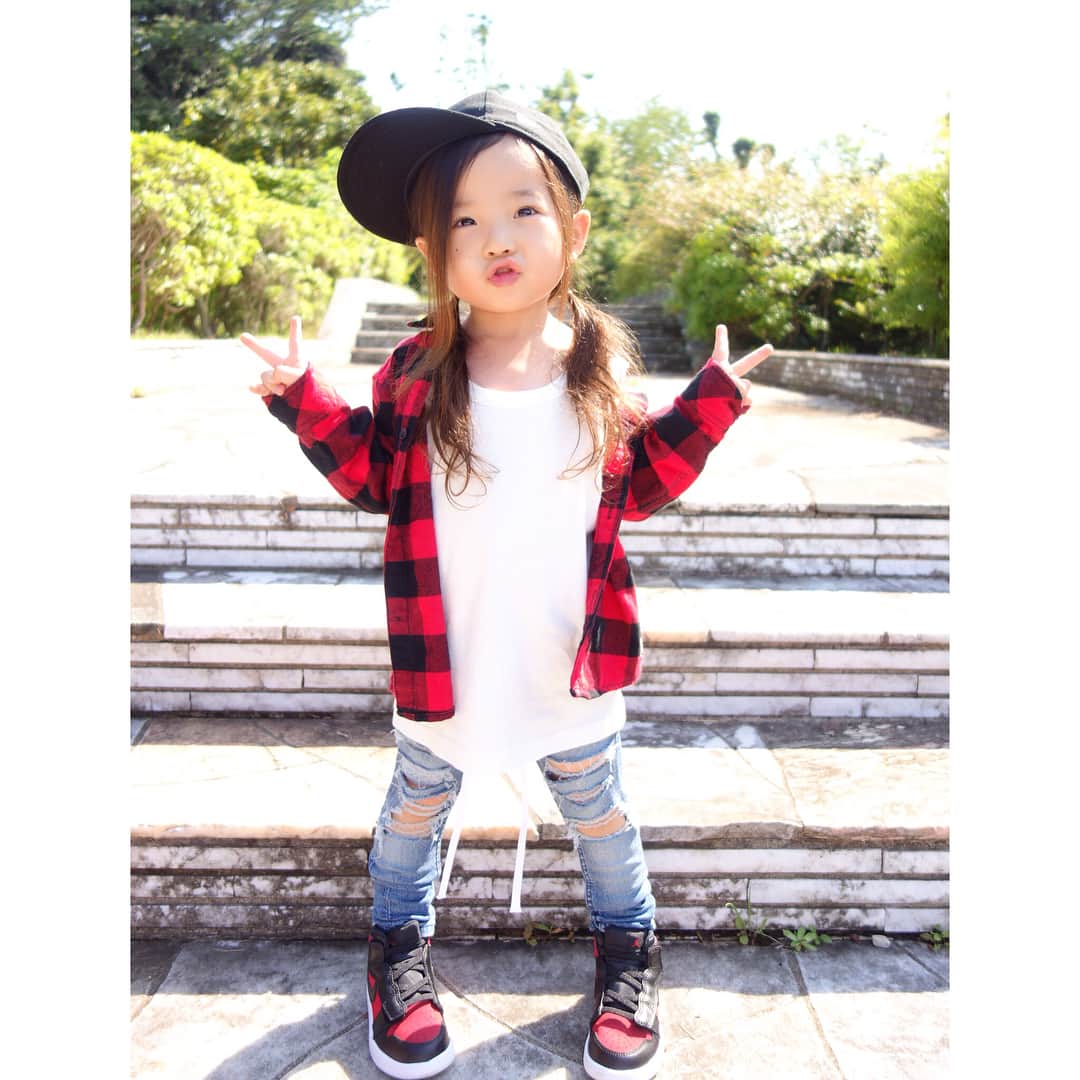 Saraさんのインスタグラム写真 - (SaraInstagram)「⠀ coordinate♡ ⠀ cap ➡︎ #newera  shirt ➡︎ #hm  tank top ➡︎ #devirockstore  pants ➡︎ #hm (✂︎) shoes ➡︎ #nike ⠀ ⠀ ジョーダンをGETして ご満悦な少し前の娘さんです♡ ⠀ #ootd #outfit #kids #kids_japan #kids_japan_ootd #kjp_ootd #ig_kids #ig_kidsphoto #kidsfashion #kidsootd #kidswear #streetstyle #streetgirl #jordan1 #キッズコーデ #キッズファッション #ストリートファッション #ジョーダン」6月25日 21時25分 - sarasara718