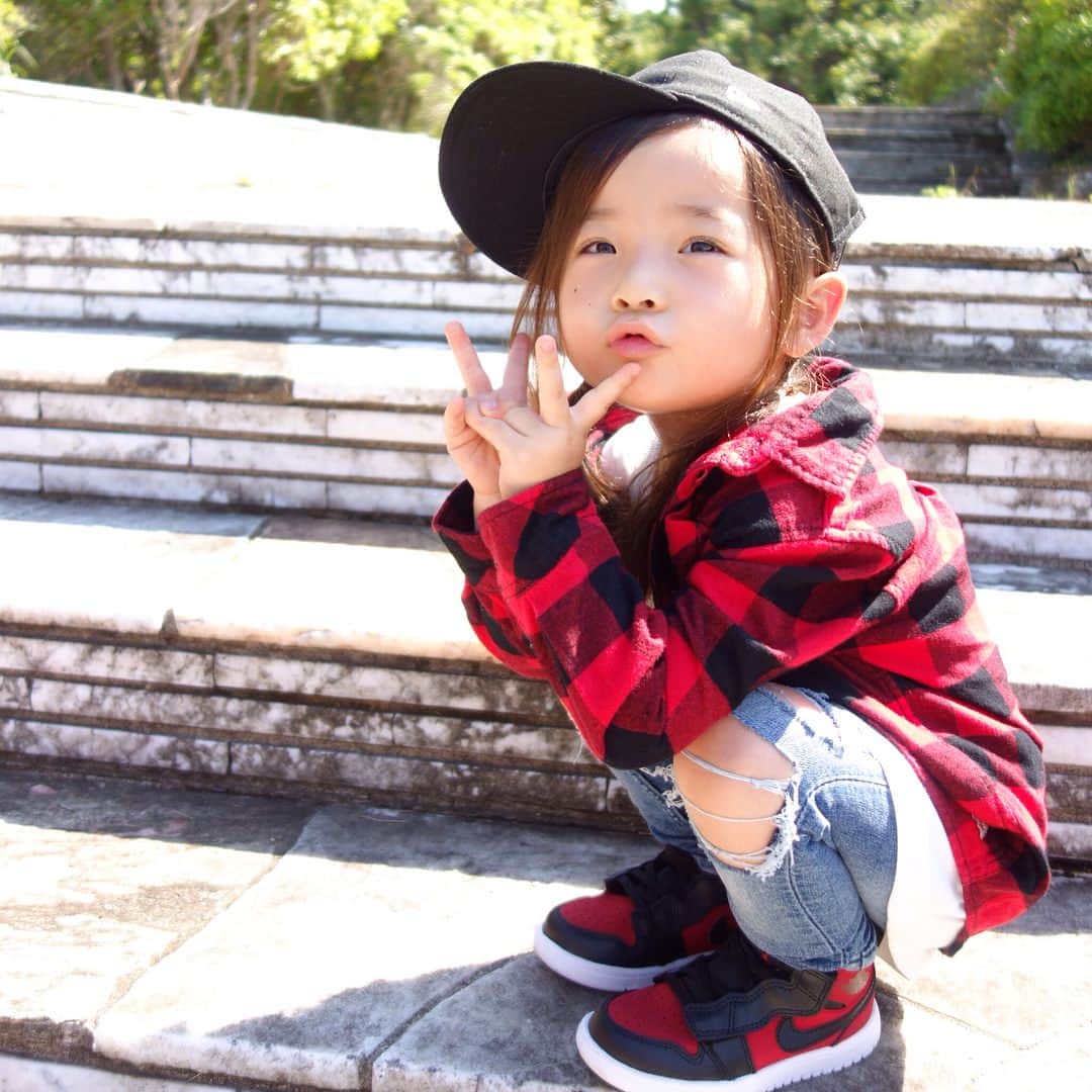 Saraさんのインスタグラム写真 - (SaraInstagram)「⠀ coordinate♡ ⠀ cap ➡︎ #newera  shirt ➡︎ #hm  tank top ➡︎ #devirockstore  pants ➡︎ #hm (✂︎) shoes ➡︎ #nike ⠀ ⠀ ジョーダンをGETして ご満悦な少し前の娘さんです♡ ⠀ #ootd #outfit #kids #kids_japan #kids_japan_ootd #kjp_ootd #ig_kids #ig_kidsphoto #kidsfashion #kidsootd #kidswear #streetstyle #streetgirl #jordan1 #キッズコーデ #キッズファッション #ストリートファッション #ジョーダン」6月25日 21時25分 - sarasara718