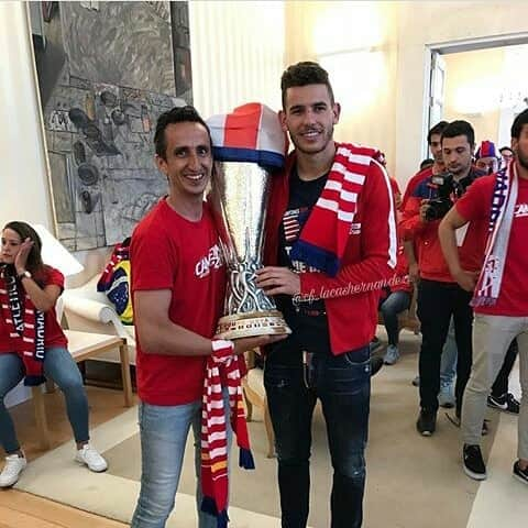 リュカ・エルナンデスさんのインスタグラム写真 - (リュカ・エルナンデスInstagram)「Lucas con su primera copa 😊😍! @lucashernandez5」6月25日 22時06分 - universo.colchonero