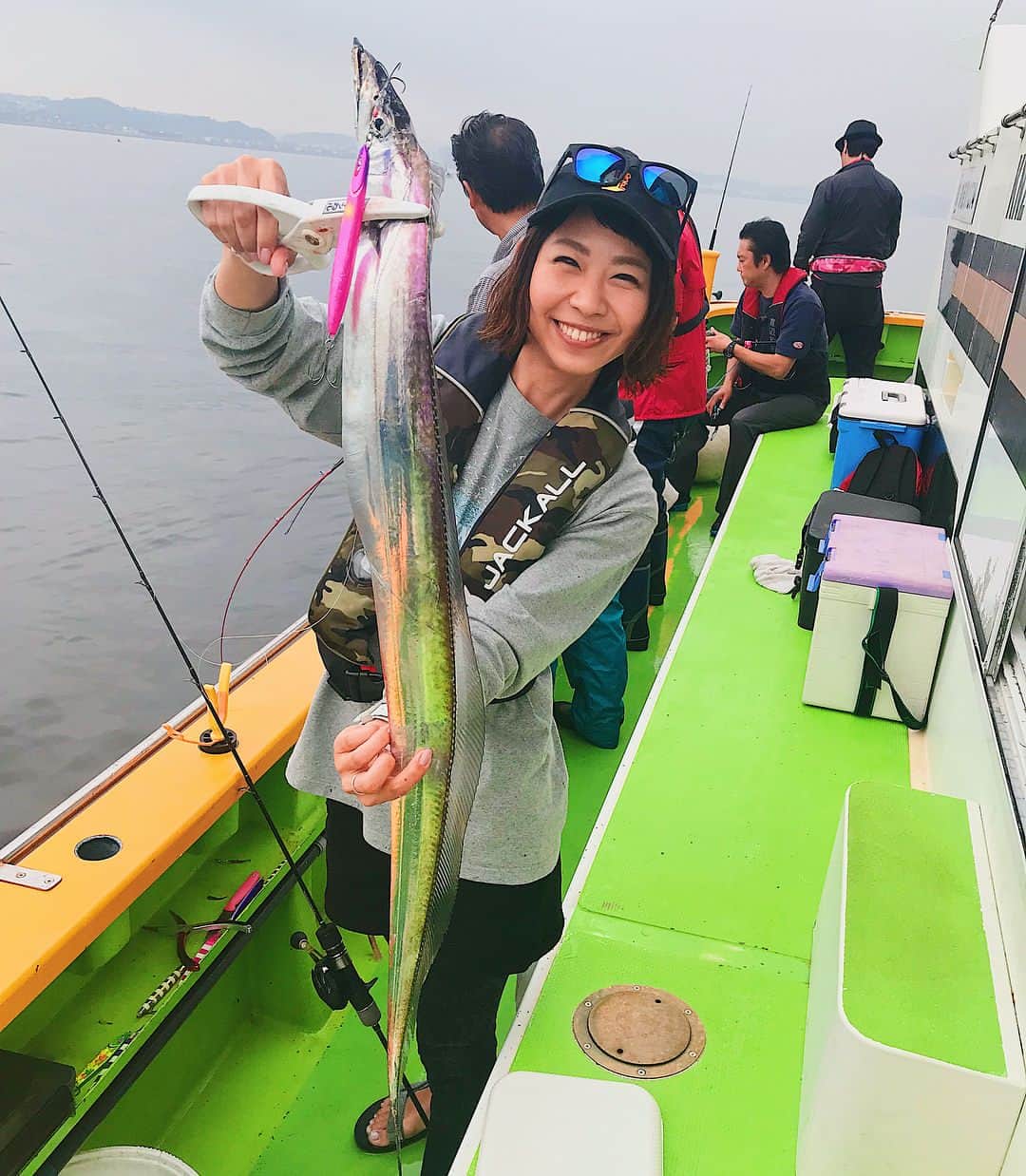 のインスタグラム：「. . 6月23日はタチウオジギング(東京湾)🎣 . . 久しぶりに単身電車釣行🚃 お世話になったのは元町・中華街駅から徒歩5分の #渡辺釣船店 🚢 . . 今シーズン初のタチウオジギングだったので、目標は低めの3匹だったんだけど…結果12匹🎉 ※しげ船長に間違えて11匹って伝えてしまった🙃 . . アンチョビメタルtype3をスローなハーフピッチジャークで誘うと…ゴンッ💥という大好きなアタリがｯｯ🤤❤️ . その誘い方がハマったみたいで、グングンッ！というタチウオ独特の強引な引きをたくさん味わえました🤩🎉 . . 水深45m前後、75m前後のポイントを中心に釣りをしたので130gと160gを使用💁‍♀️✍ . ロッドはANCHOVY DRIVER LJのADC-LJ63L🎣 . . . サイズは細身なのが多く釣れるものの、たまに写真のような指6本サイズがまじるので 今後も期待が持てます🙆‍♀️👏 . . 久しぶりの海釣り、やっぱり楽しいわぁ🏋️‍♀️🎊 . . お陰様で、太刀魚の炙り・チーズ焼き・蒲焼き…と、色んな料理にしていただくことが出来ました🙋‍♀️🍴 . #photography #jackall #アンチョビメタル #type3 #160g #fishing #fishinglife #東京湾 #ジギング #タチウオジギング #太刀魚 #太刀魚の蒲焼き #元町中華街 #偏光サングラス #dangshades #buritsu #collaborationmodel #cap #iriebyirielife #ロンt #iriefishingclub #サンダル #teva」