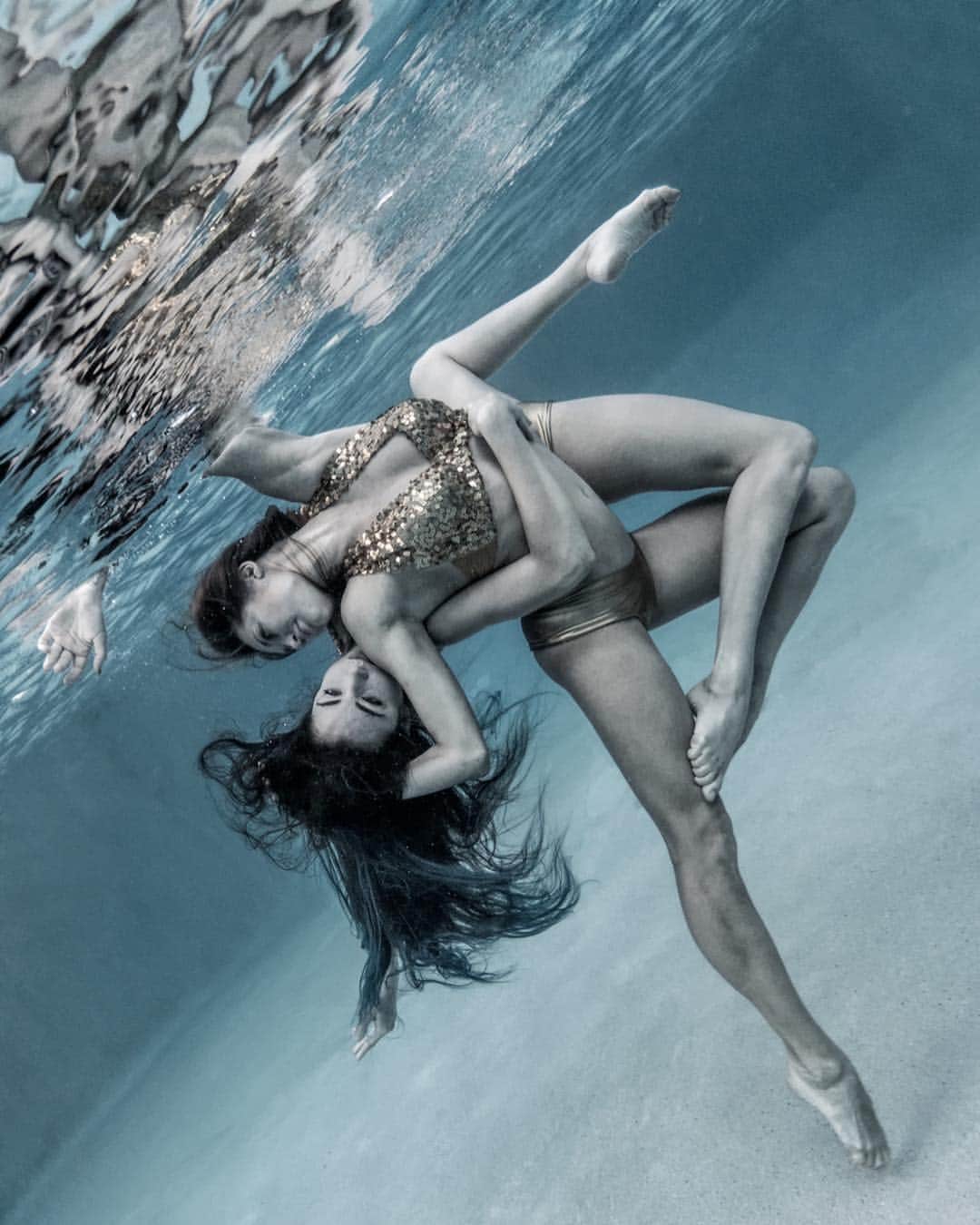 Elena Kalisのインスタグラム：「@nikkiwinterr  @sunallure 🥨 #underwaterphotography」