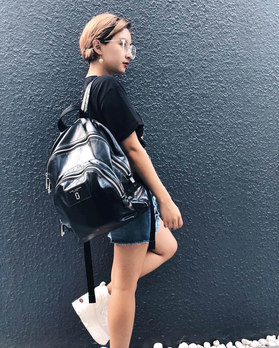 Julia Castroさんのインスタグラム写真 - (Julia CastroInstagram)「私にとって大切な大切なリュックちゃんを変えました。 毎日沢山の荷物を入れて沢山歩くのでしっかりした大きめなものを選んだよ🌚 * @marcjacobs  #marcjacobs  #bagpack #bags  #black #fashion  #ootd #outfit  #outfitoftheday  #girls #summer #style #shorthair #hairstyle  #リュック #バックパック #ファッション #服 #黒 #スタイル #夏服 #ショートヘア #ヘアスタイル #ボーイッシュ #女子 #julifashion」6月25日 22時30分 - julia.c.0209